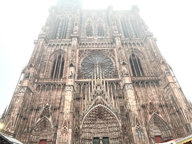 霧で大聖堂のてっぺんまで、見えないんですが、、