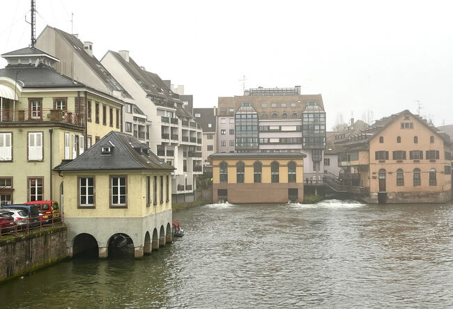 霧が深いけど、プティットフランス地区にやって来ました