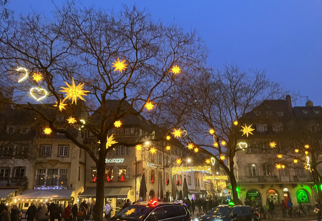 日本のLEDキラキライルミとは違って、暖かみある光が街を包みます