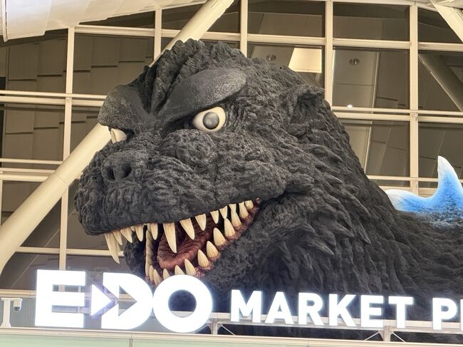 初代ゴジラのような表情ですが、<br />鬣のようなとげとげがあるのがきになります。