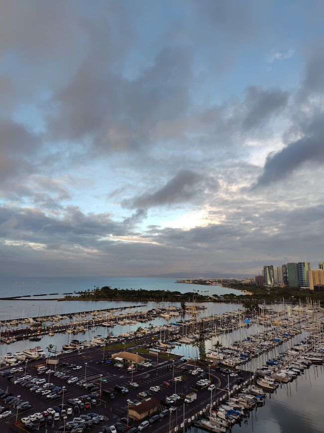 カカアコ方面<br />朝の雲は薄いのだが、風向きは変わらず<br />天気予報は晴れマークなのだが