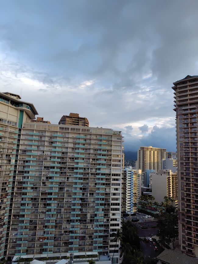 山脈にはやっぱり雲がたむろっている