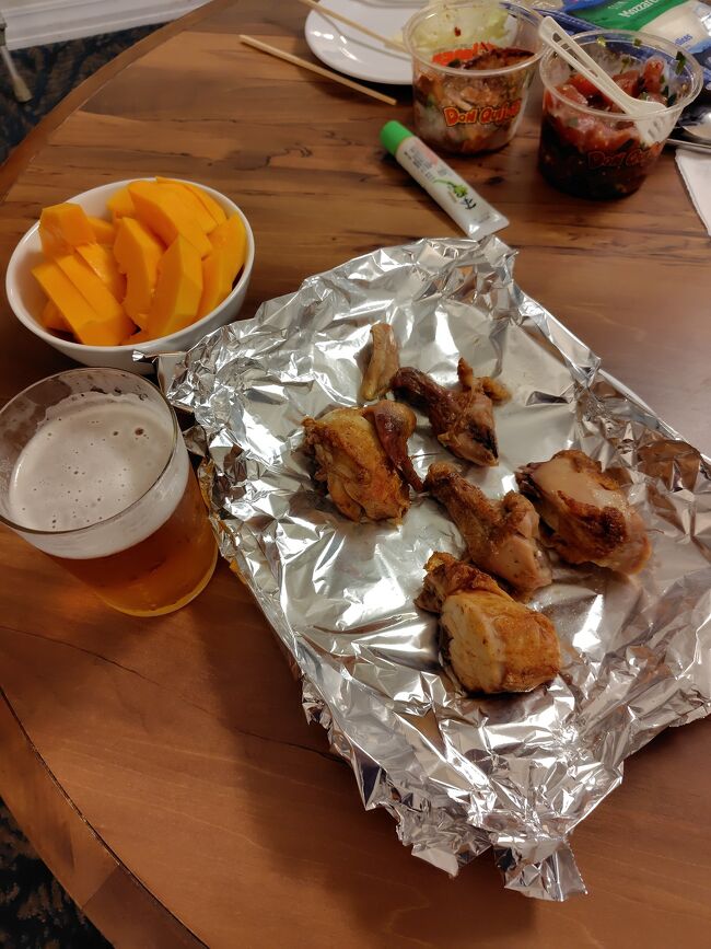 今晩は、フリフリチキンで一杯<br />奥のパパイヤは完熟に近い<br />ニジヤ マーケットの定員さんの目利き、間違いなし！！