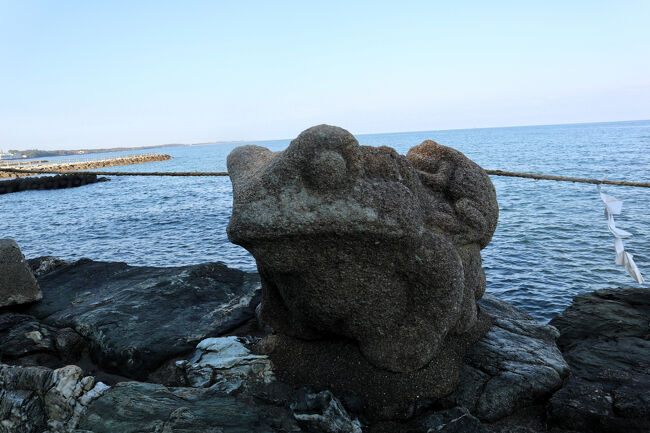 神様のお使いとされる二見蛙があちこちにいます。<br /><br />無事帰る、お金がかえる、などなど縁起がいいとされています。