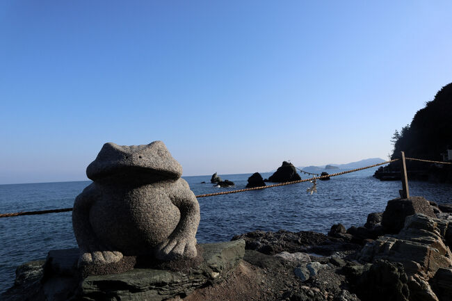 たくさんの蛙を眺めながら神社と夫婦岩を目指します。