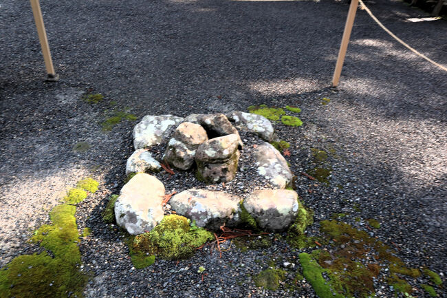 三ツ石<br /><br />この前で、御装束神宝（おんしょうぞくしんぽう）や奉仕員を祓い清める式年遷宮の川原大祓（かわらおおはらい）が行われるそうです。