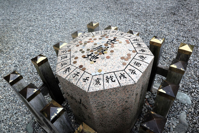 方位石<br />猿田彦神社の中で最もパワーが集中する場所だそうです。<br /><br />八角は方位を表すため、猿田彦神社では鳥居の柱、灯籠なども八角、絵馬も八角などなど色々なものが八角でした。