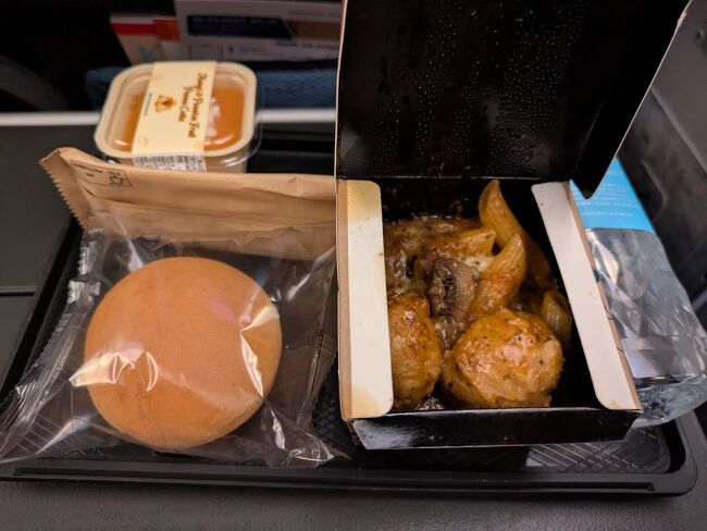 搭乗<br />バンコク行きでも軽い機内食出ます