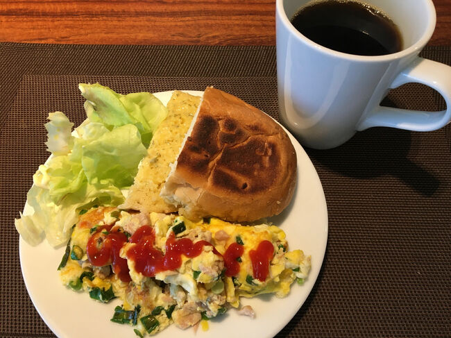 朝食は、新鮮な玉子でオムレツを作りました