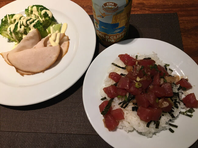 お部屋に戻って、今日の晩御飯はポケ丼とサラダ