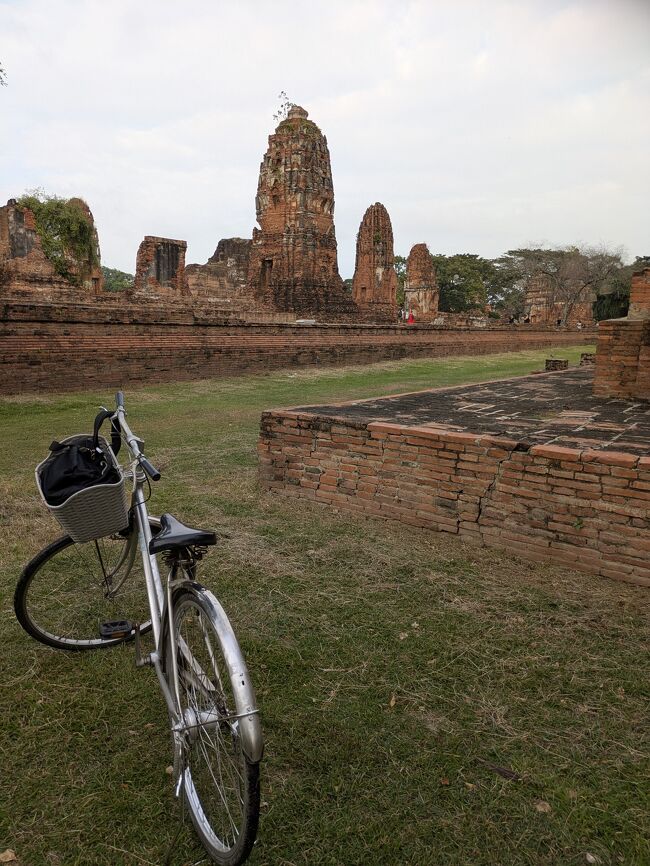 宿に無料自転車があった。<br /><br />レンタサイクルは、70バーツで350円ぐらいで安い。<br /><br />入場はあのTheアユタヤの仏頭だけして、あとはサイクリングで外からみた