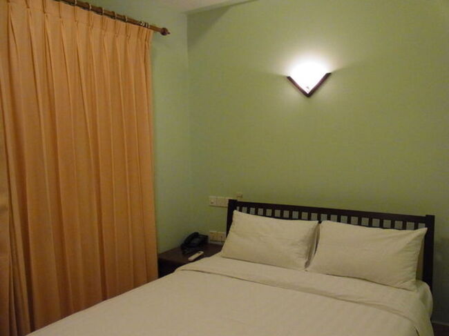 宿泊はパークレーンホテル、シンプルな部屋はきれいに整えられていてスタッフがフレンドリーで快適でした。お土産でカンボジア伝統のマフラー「クロマー」をいただきました。18USドル/泊。