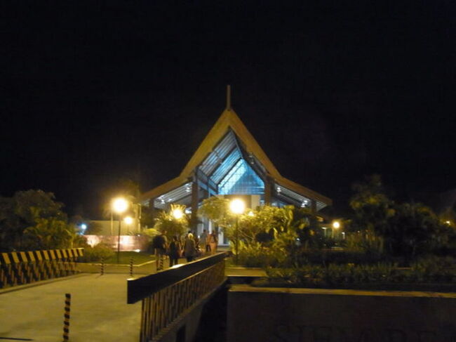 シェムリアップ空港に到着して出国の流れに乗っていればアライバルビザ申請のラインに並ぶことになり、スイスイで入国できました。<br />周辺一帯は真っ暗でしたが、トゥクトゥクやタクシーのドライバーが多く中心部へのアクセスには困りません。ここで声を掛けてきたドライバーさんに交渉して滞在中3日間のアテンドをお願いしました。