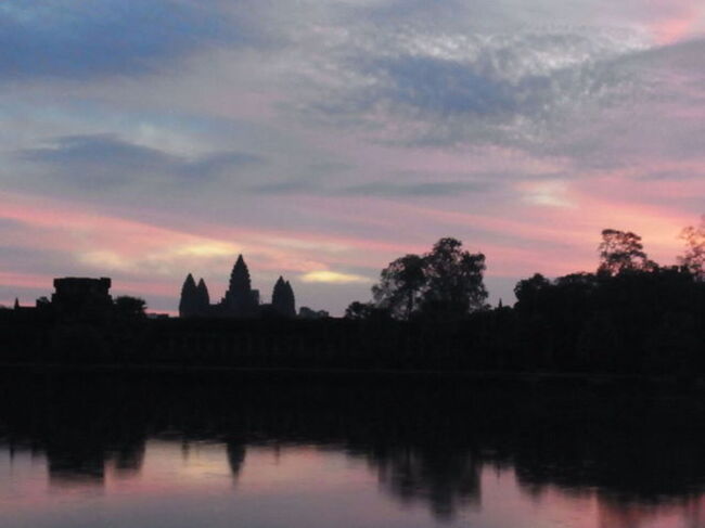 マラソン当日、2011年12月4日。今日も暑くなりそうです。<br /><br />報道記事より<br />有森、カンボジアに“恩返し”／マラソン<br />アンコールワット国際ハーフマラソン２０１１（４日、カンボジア・シェムリアップ、アンコールワット周回特設コース）大会史上最多の５８カ国・地域から５２３０人が参加した。五輪２大会連続メダリストの有森裕子（４４）＝ＮＰＯ法人ハート・オブ・ゴールド代表＝は女子ハーフに出場。東日本大震災でカンボジアから届けられた手紙や、義援金などに対して“恩返し”のランニングとなった。<br />　<br />走る伝道師となった有森が、今年もカンボジアに笑顔を振りまいた。<br /><br />　「現地の人たちもインターナショナルな大会であることの自覚がかなり芽生えている。こういうことが、カンボジアの子供たちにとっても、いい流れになってくれたら」<br /><br />　９６年に参加者６６１人でスタートし、１６年目を迎えた今大会。発展を続ける国と同時に、大きく進化した大会を終えて充実感をにじませた。<br /><br />　３月１１日に発生した東日本大震災。支援する養護施設、ニューチャイルドセンターの子供十数人から、励ましの言葉が込められた寄せ書きが送られてきた。「カンボジアの人々はただでさえ大変な中、日本を心配してくださったことを私は忘れません」と有森。<br /><br />　カンボジア国内では募金の動きも広まったという。支援する立場だったのが“される側”になり、迎えた今大会。「このマラソンを通じて素晴らしい絆をしっかりつないでいきたい」。感謝の心で２１キロを駆け抜けた。