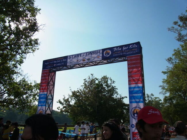 エイドでの飲料水はペットボトルで提供されます。<br />蒸し暑さで弱りながらもなんとかゴールしました。