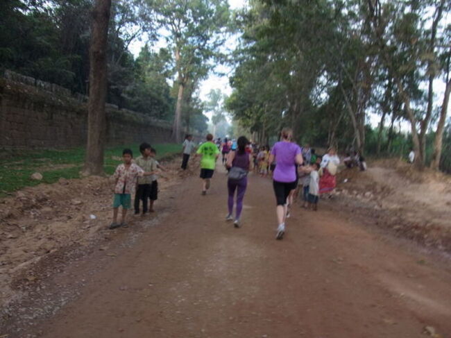 沿道にはハイタッチを求める子供たち。