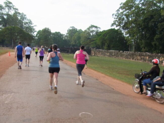 規制が緩いのでコースに原付バイクが入っていました。