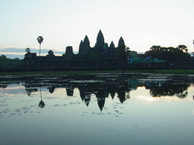 池に全景が映ります。<br />今日はじっくりとアンコールワットを見学しようと思います。第一回廊に描かれた乳海撹拌の浮き彫りが見事でした。じかも保存状態も良い。帰国してから話を勉強しましたが、予習してから見ていたらもっと感動したのではないかと思います。