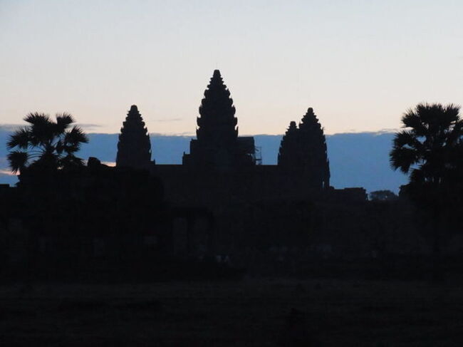 日の出前のシルエットのアルコールワットは厳かな雰囲気です。