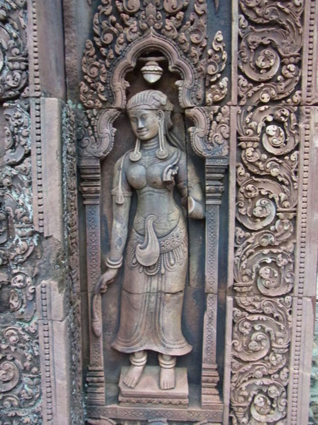 郊外のバンテアイスレイ遺跡にやって来ました。赤土の遺跡です。ここには東洋のモナリザと言われるデバター像があり優しい微笑をたたえています。