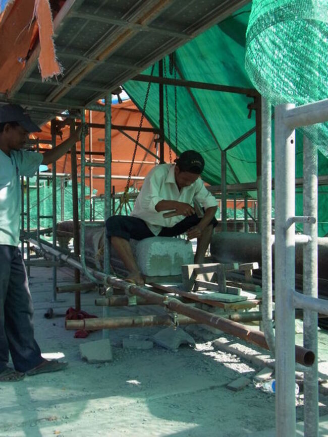 石工が修理に励んでいました。