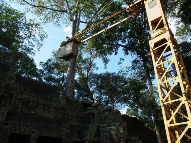 昔は象を使って持ち上げた石も、今はクレーンで楽々です。