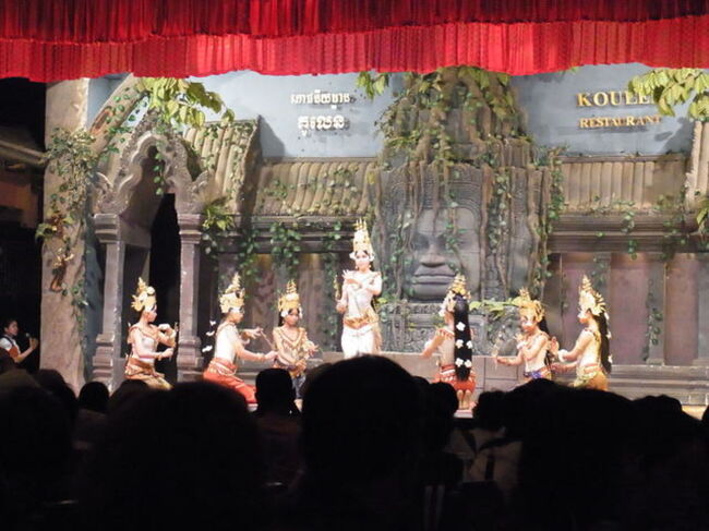 クーレン２と言うビュッフェレストランで伝統芸能のアプサラダンスショーを見ました。