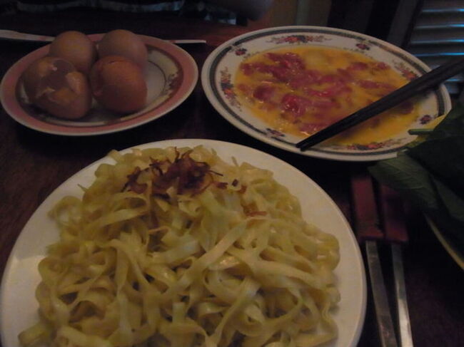 溶き卵に浸した牛肉を溶き卵ごと鍋に入れるのがカンボジア風