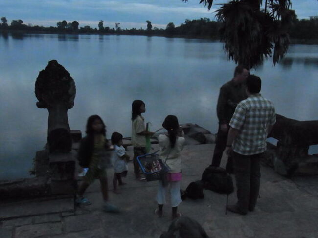 物売りの少年少女たち