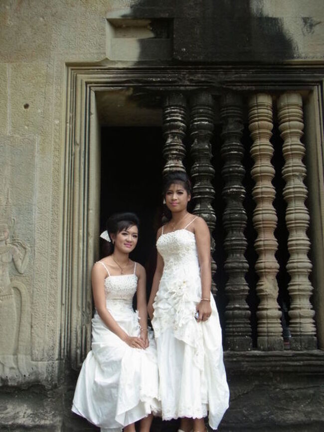 ブライダル写真の撮影をしていました。純白のドレスが映えます。