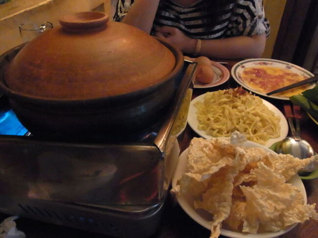 スープドラゴンでカンボジア風鍋を食べます。