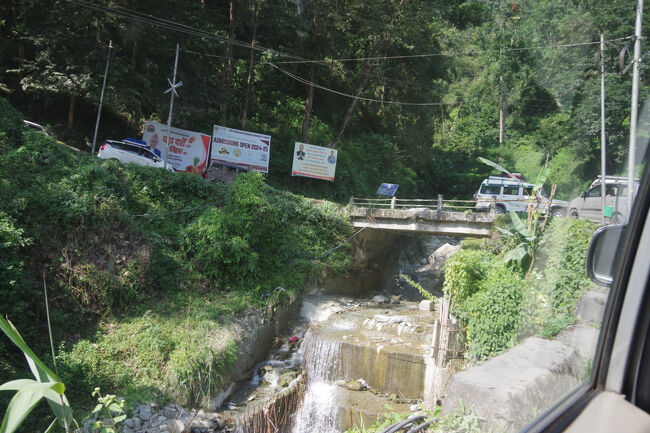 町外れにある小さな橋を渡ります。どの道も山から流れ落ちる川があるので、橋のある所まで大きく迂回しなくてはなりません。