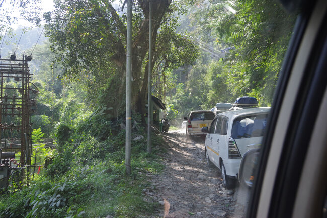 路面の状態が悪くて、ぼこぼこ揺れます。随分舗装された道路が多くなっていますが、まだ整備が追い付かない個所もあります。<br />