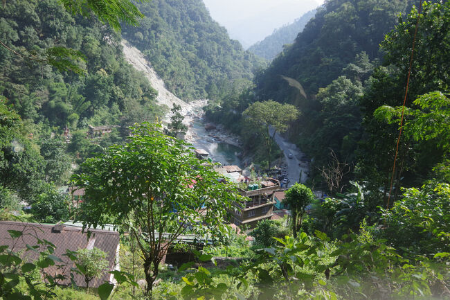私達が走って来た川沿いの道が見えます。<br />