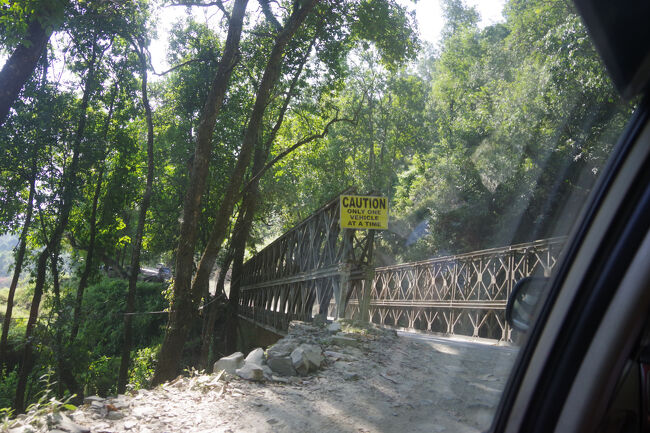 古い鉄橋があります。一度に１台ずつ渡ることという注意書きがありました。