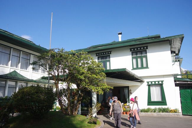 ひたすら九十九折の山道を上って来て、唐突にホテルに到着しました。ペリンの町よりかなり手前にありました。「エルジン・マウント・パンディン・ホテル」です。<br />