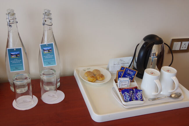 ミネラルウォーターや紅茶のティーバッグ、お菓子まで用意されていました。インド人は甘いものが大好きなので、お菓子は美味しいです。<br />