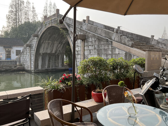 この辺で何かおかしいことに気付きました<br />私のガイドブックにこれらの橋が載ってないんです…<br />途中までは合っていたのに、どこで間違えたのでしょう<br />分からないものは分からないので、ワンちゃんの散歩をしていたおじさんにガイドブックを見せて教えてもらおうとしました