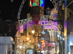 「おしゃれ横丁」の名がある飲食店街。規模はさほどですが、古くから親しまれてきたという感じがします。