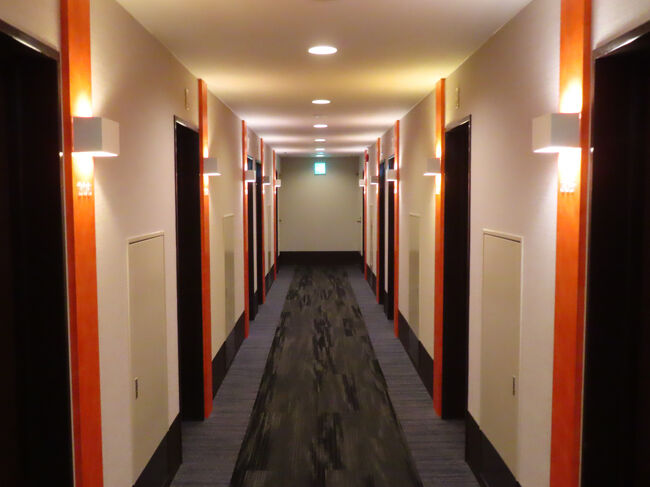 上品なあつらえの廊下がちょっとうれしい。