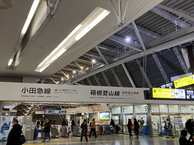 広くてモダンな改札口まわり。レトロな大雄山線とは大違い。