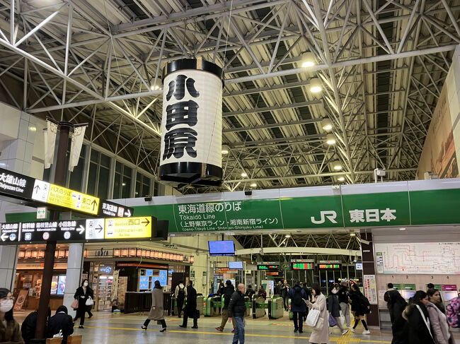 在来線の改札口の前を通って、