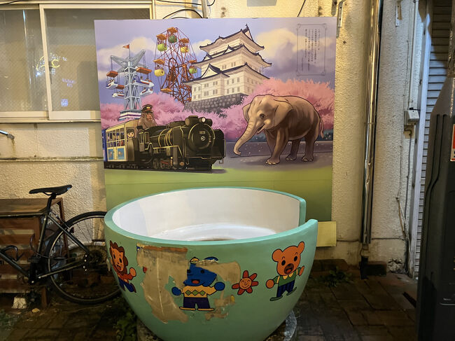 コーヒーカップあり。子どもさん座らせてお写真どうぞ…なのかな。