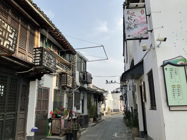 時間にして短い時間だったと思いますが、不安で訝しがる外国人の私たちに対して、親切にしてくださって感謝です！<br /><br />最後はスマホで「この道は西湖街。真っ直ぐ600m行けば郵便局」と見せてくれました