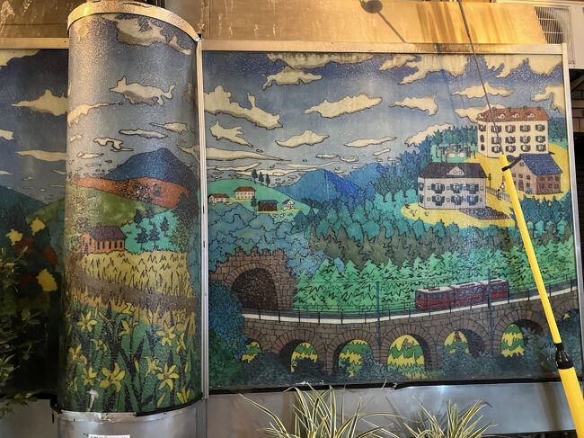 素敵なヨーロッパ各地を思わせる風景画が描かれた壁が続いている一角です。