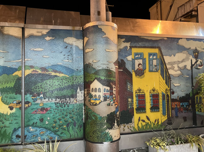 電柱にも描いて連続性を保っています。