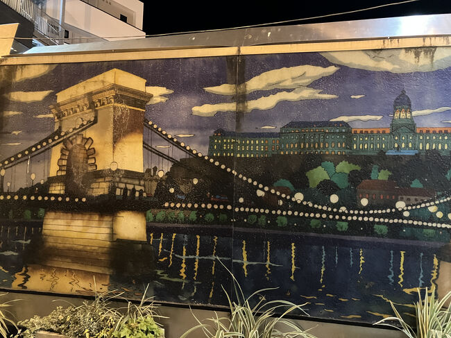 これはハンガリーの首都ブダペストのドナウ川にかかる鎖橋だと思います。