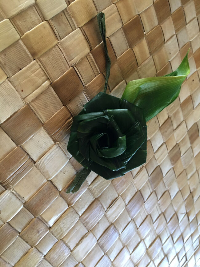 ティーリーフを編んで、バラを作ります