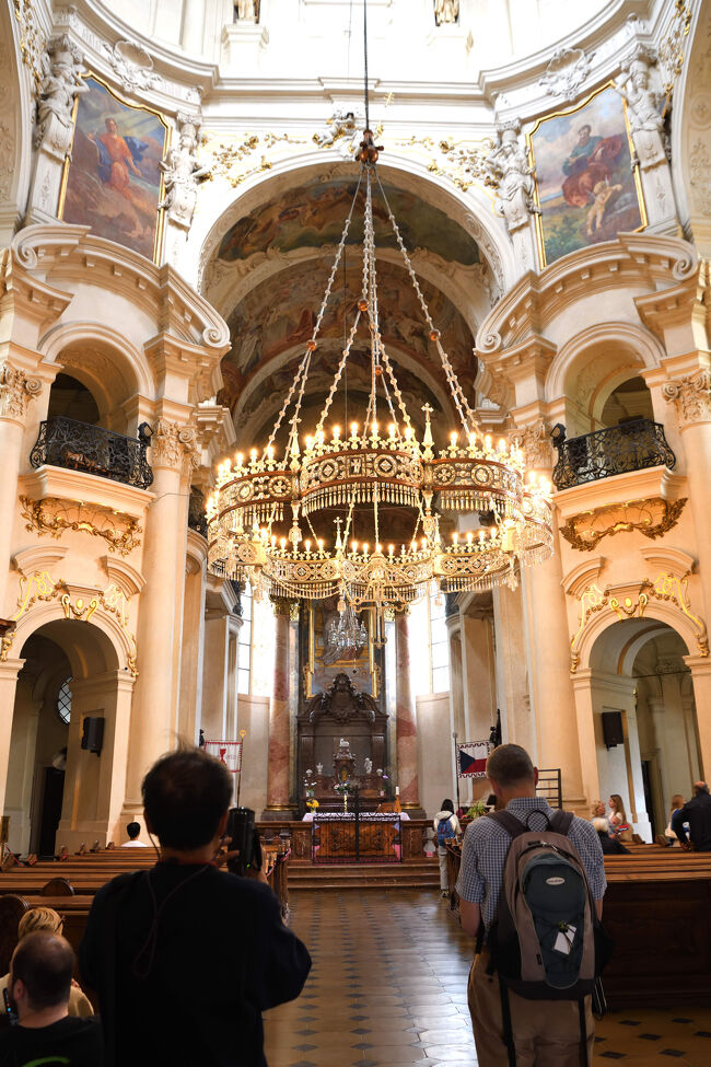 聖ミクラーシュ教会の内部。<br /><br />主祭壇の前に立つと、装飾の豪華さに圧倒されます。