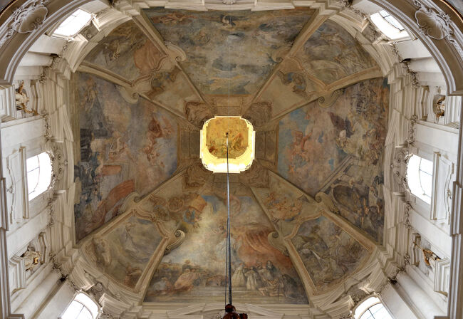 高い天井に広がる宗教画。光が差し込むと、絵の立体感が際立ちます。